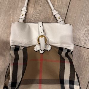 Burberry Purse. Great Condition.